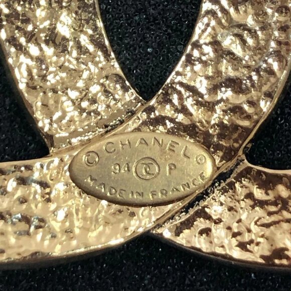 CHANEL CC Logo Vintage Brooch Gold Tone Pin 94P Auth - Picture 4 of 16